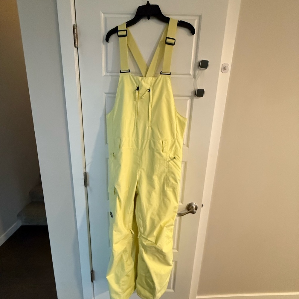 North Face freedom insulated ski bib.  Like new!!  Sunsprite size XL short